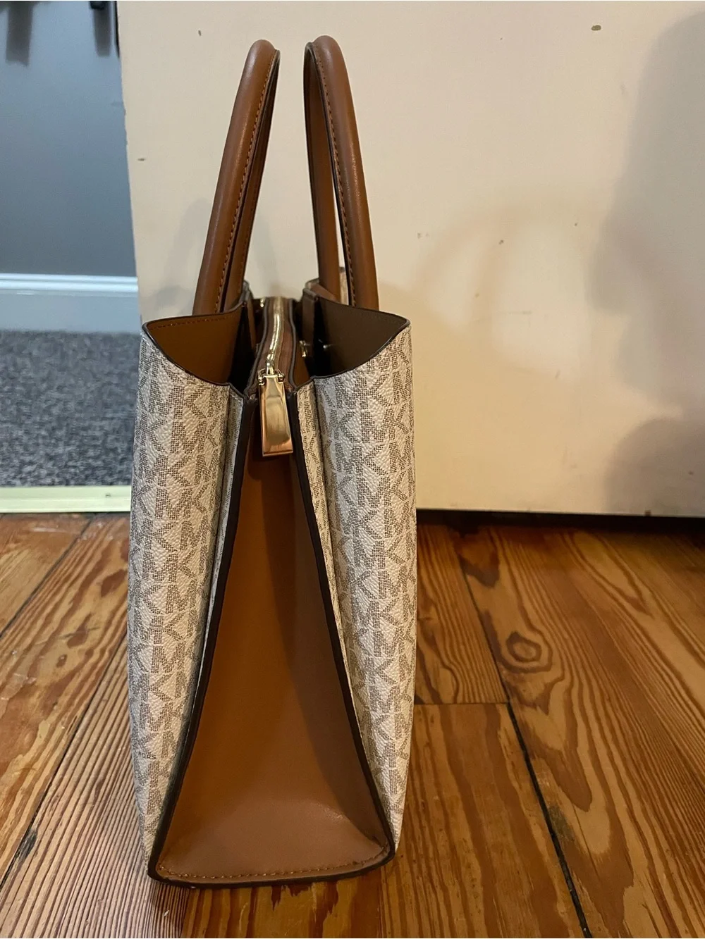 NWOT Michael Kors Jet Set Signature Logo Tote in Vanilla/Acorn